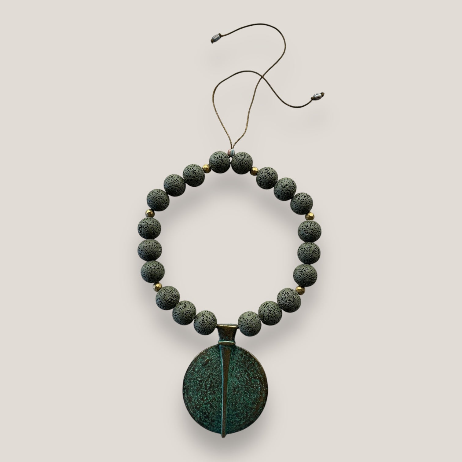 Collar medallón tribal bronce con patina y grandes cuentas de esponja coral verde caqui