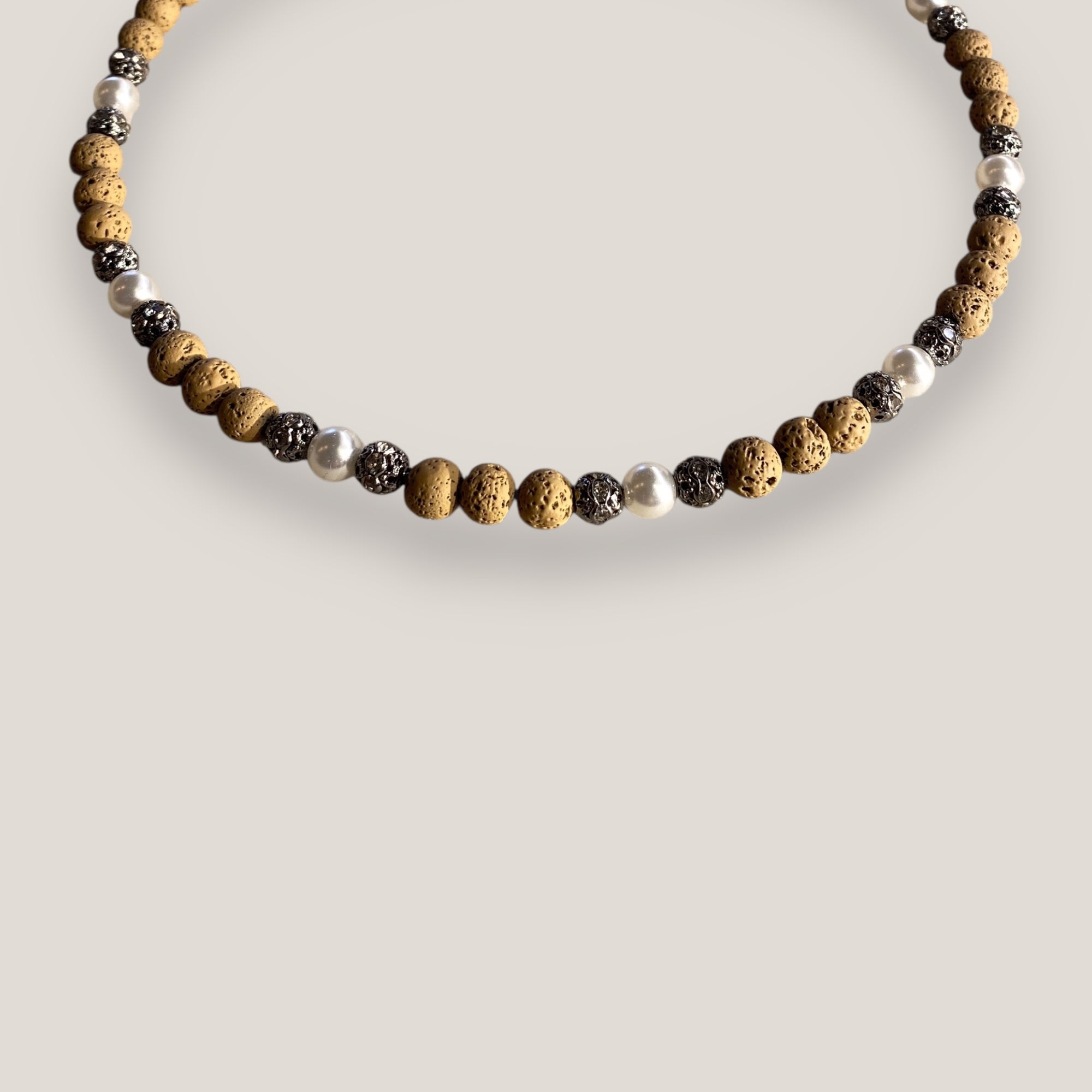 Collar Dafne perlas, lava marrón claro y filigranas gumental con cristalitos