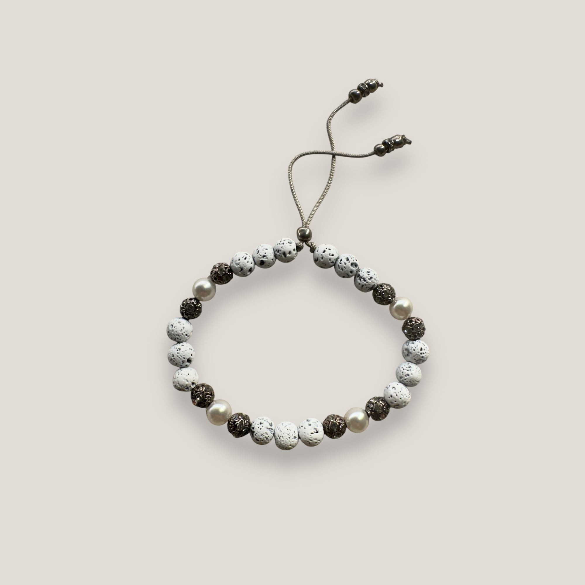 Pulsera Dafne perlas con lava blanca y filigrana gunmetal con cristalitos