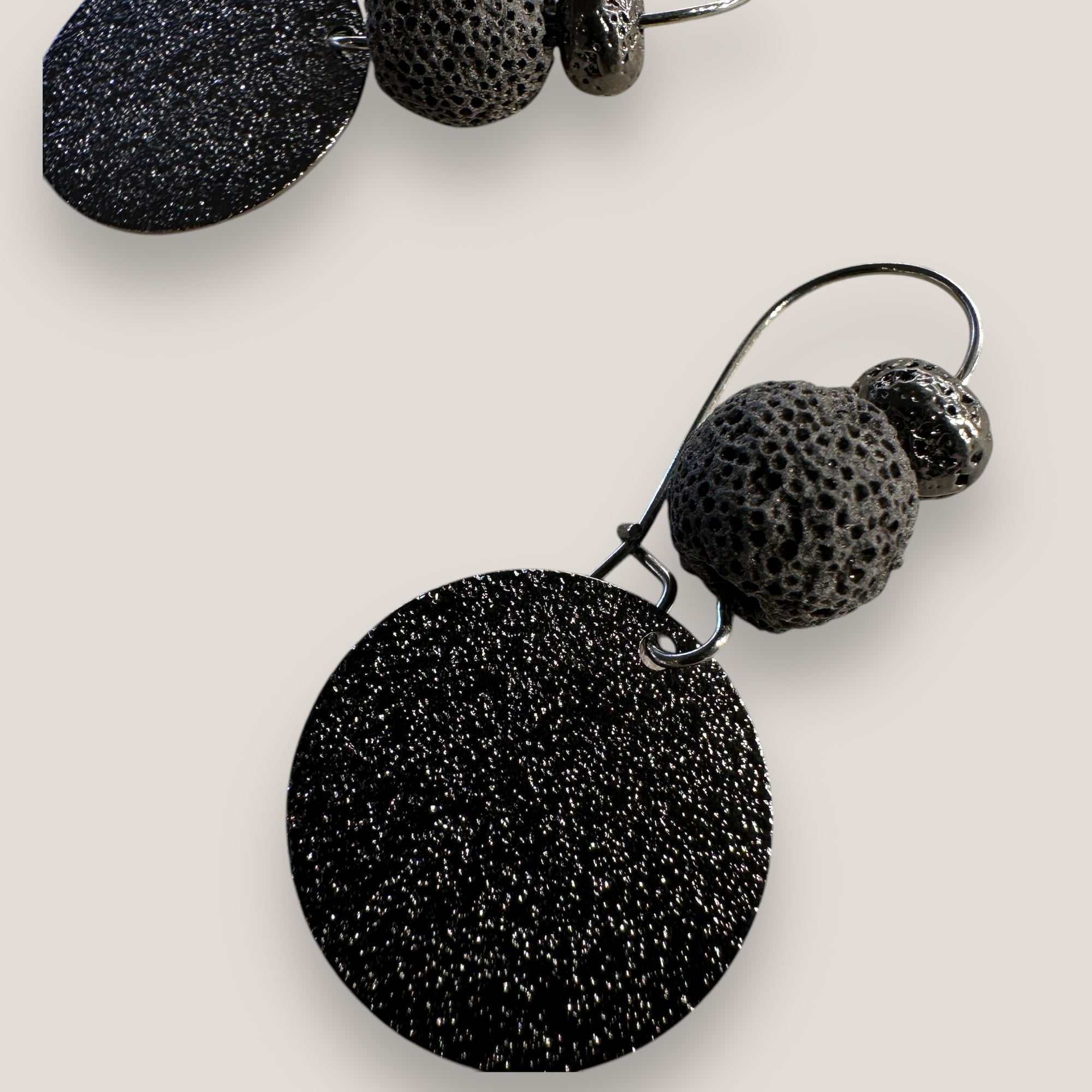 Fuerte Coral schwarze Ohrringe mit Haken, mattierter Medaille und Gunmetal-Lava und Korallenschwamm