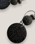 Pendientes Fuerte Coral negro con gancho, medalla esmerilada y lava gunmetal y esponja coral