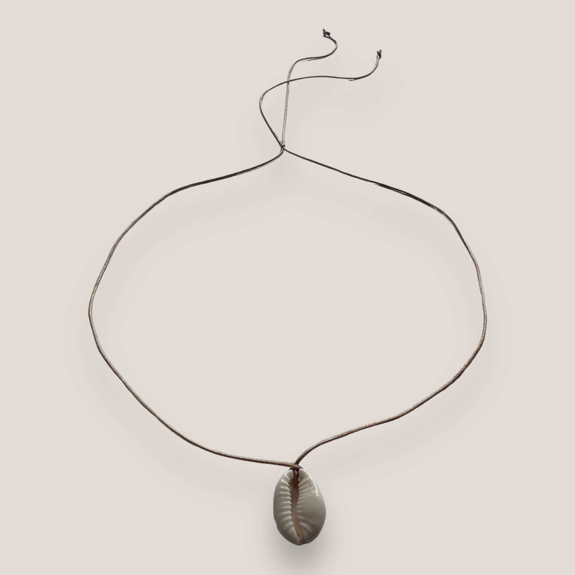 Collar minimal con Cowrie natural blanco