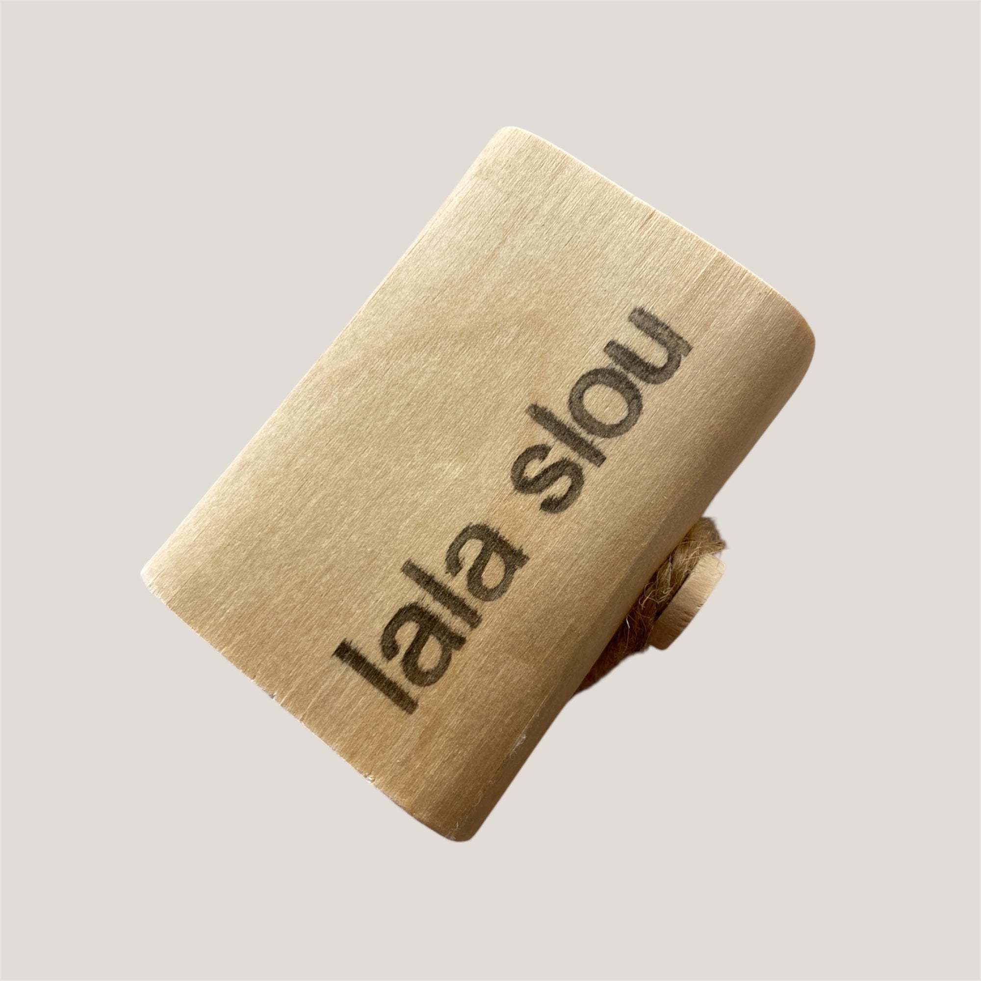 Caja cuadrada pequeña madera con cierre de cuerda 9x6,5 cm