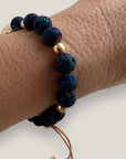 Pulsera con gran tortuga dorada y lava azul añil