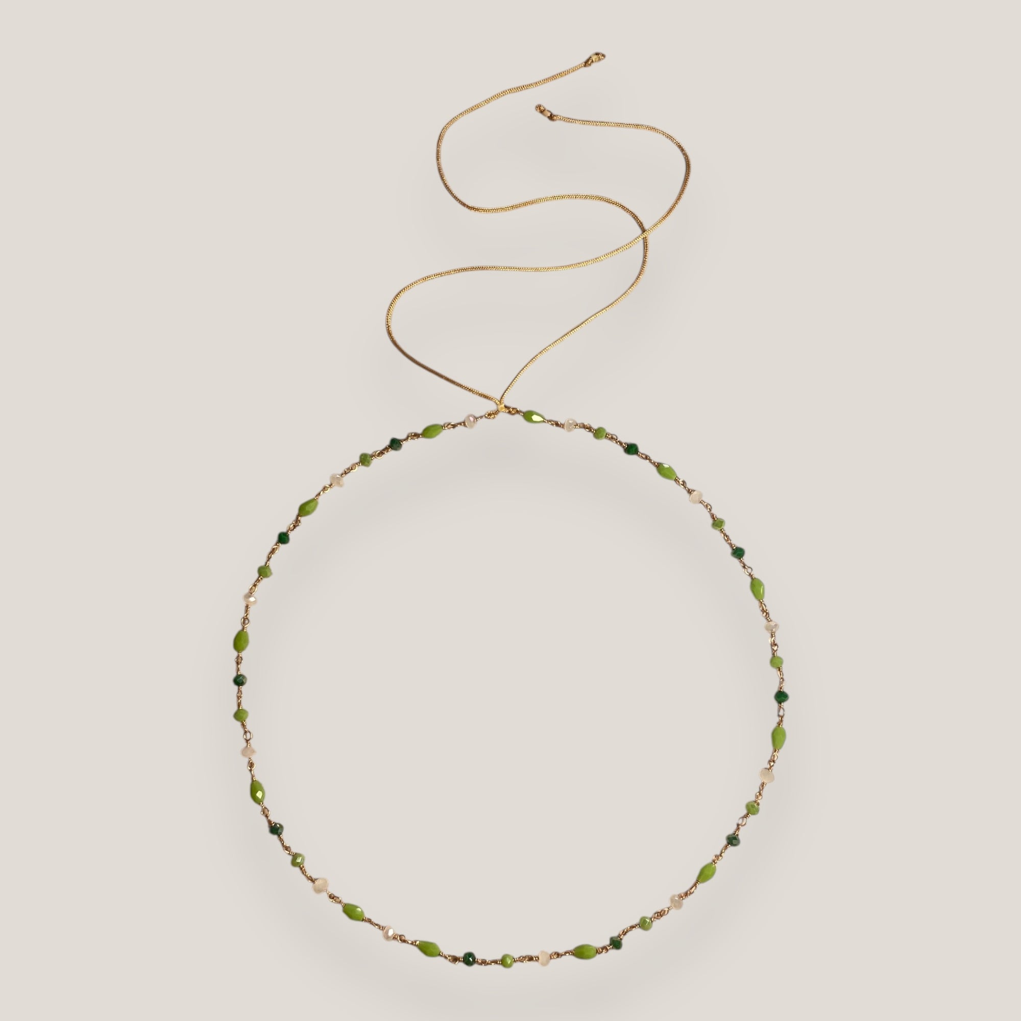 Collar Divino con cristales facetados verde oscuro, verde vivo y blanco