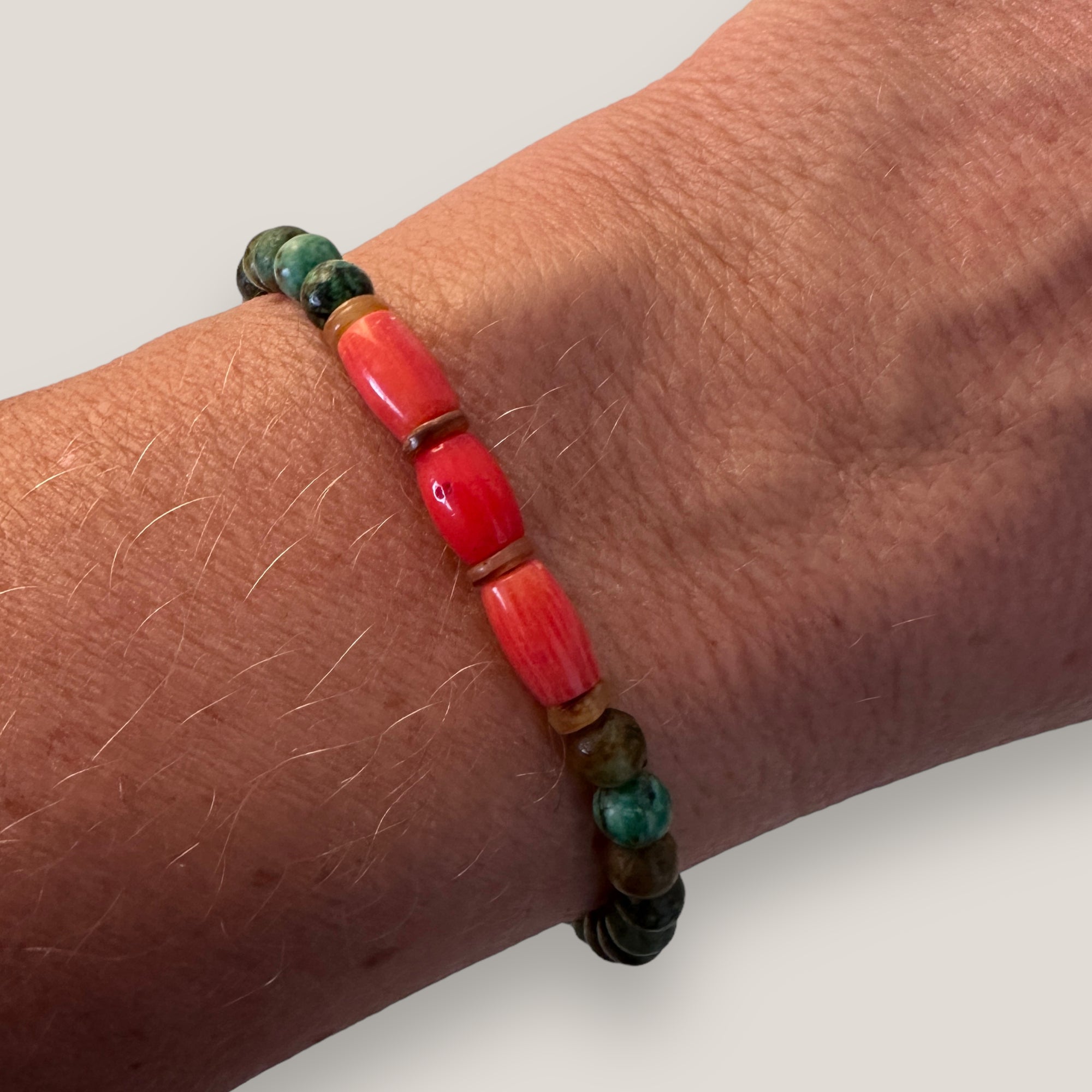 Pulsera Tristán barriles de coral naranja rosado y cuentas de turquesa africanas
