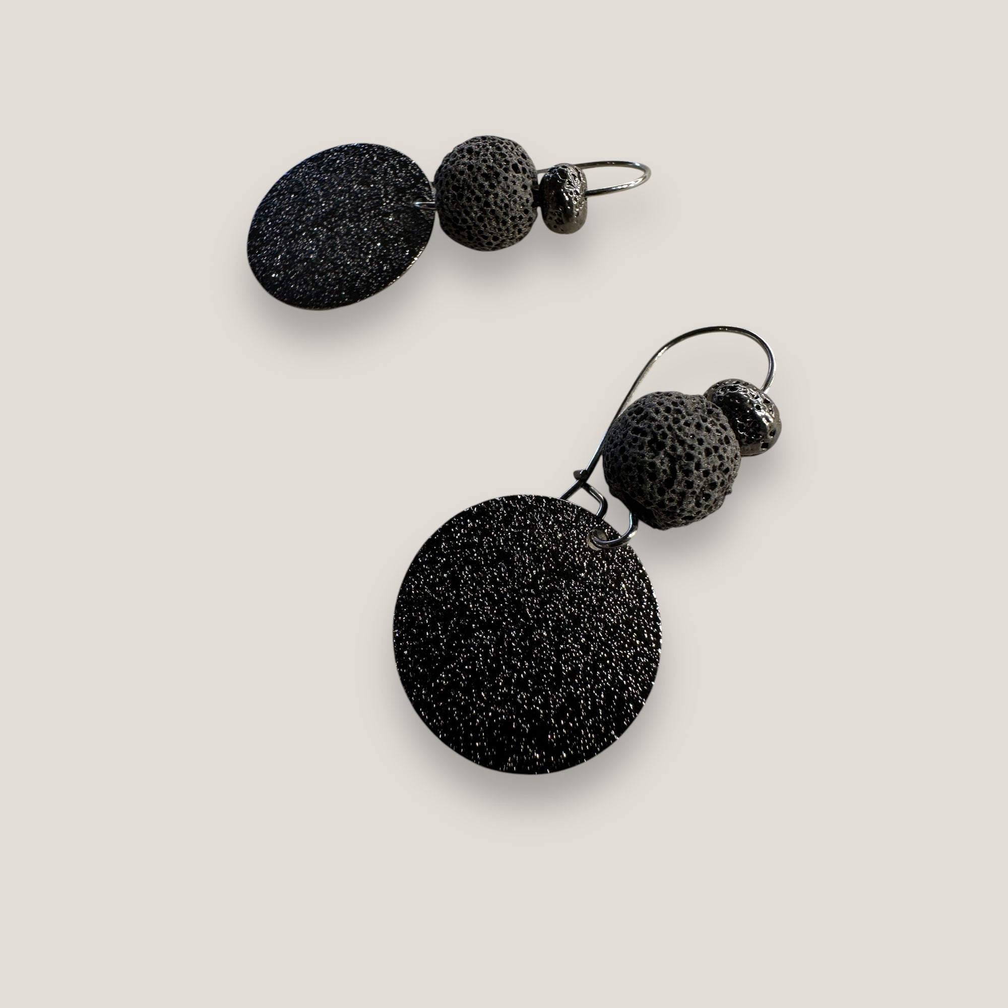 Fuerte Coral schwarze Ohrringe mit Haken, mattierter Medaille und Gunmetal-Lava und Korallenschwamm