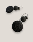 Pendientes Fuerte Coral negro con gancho, medalla esmerilada y lava gunmetal y esponja coral