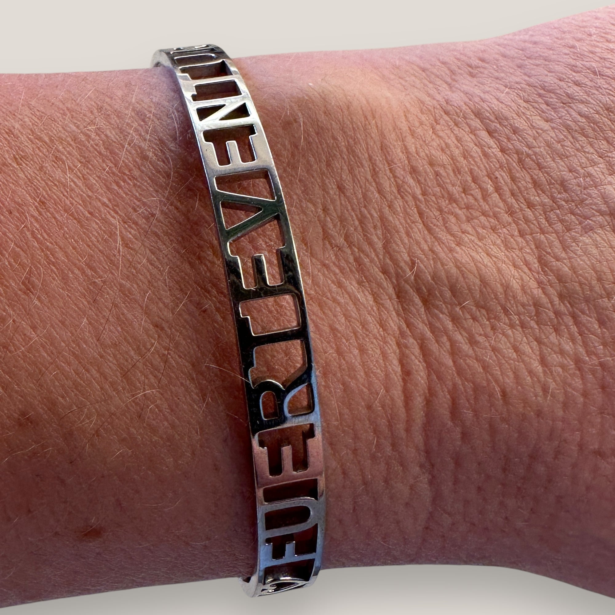 Brazalete Fuerteventura corazones acero titanio