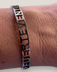 Brazalete Fuerteventura corazones acero titanio