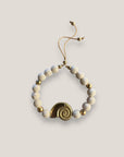 Pulsera con gran caracola y cuentas doradas con esponja coral blanca