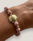 Pulsera con gran tortuga dorada y esponja coral rosa claro