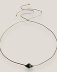 Collar minimal con bola de esponja coral verde caqui y separadores gunmetal con brillis de cristal blanco