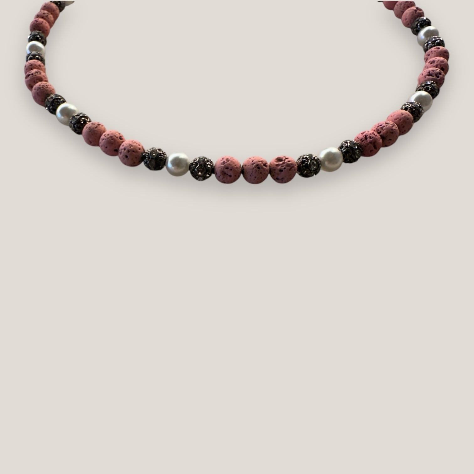 Collar Dafne perlas con lava rosa y filigranas gunmetal con cristalitos