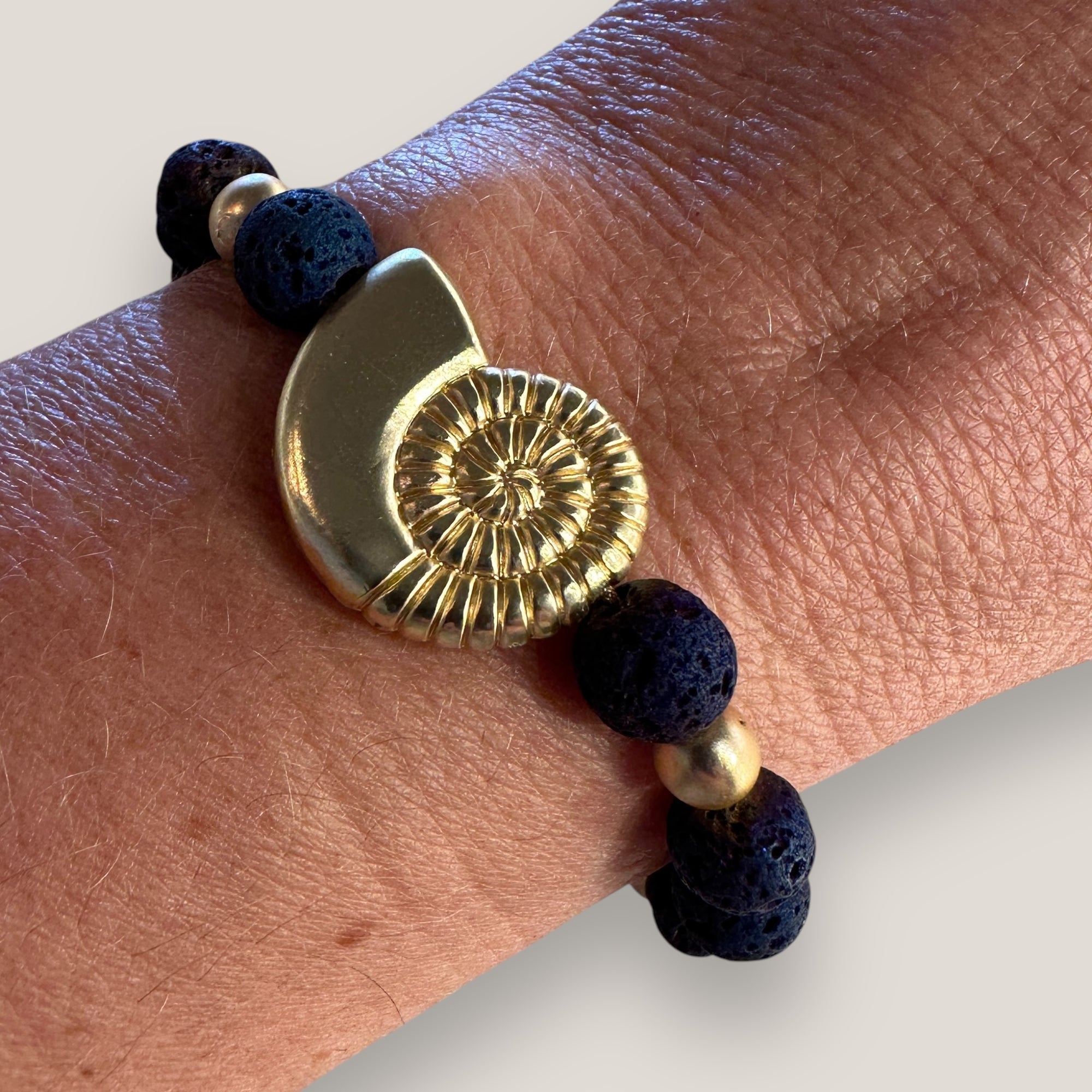 Armband mit großer Muschel und goldenen Perlen mit indigoblauer Lava