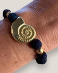 Armband mit großer Muschel und goldenen Perlen mit indigoblauer Lava
