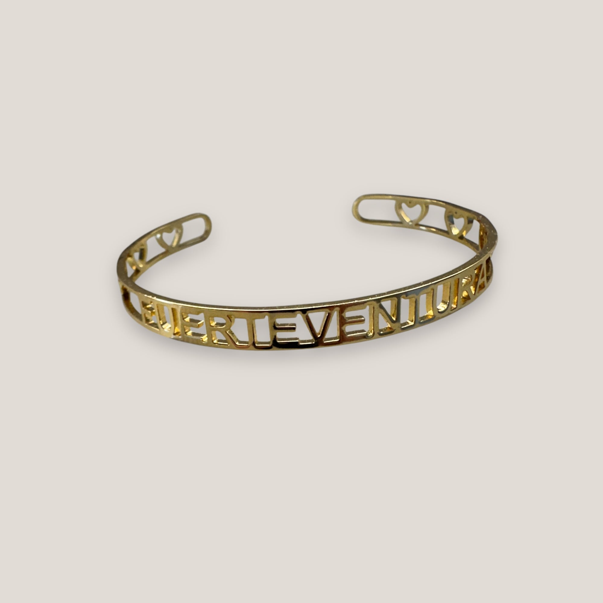 Brazalete Fuerteventura corazones acero titanio oro