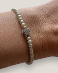 Pulsera con tortuguita plateada y perlas nacaradas grises de 3mm