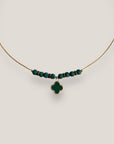 Collar midi con trébol malaquita, acero oro, lava verde oscuro y separadores oro con cristalitos negros a)