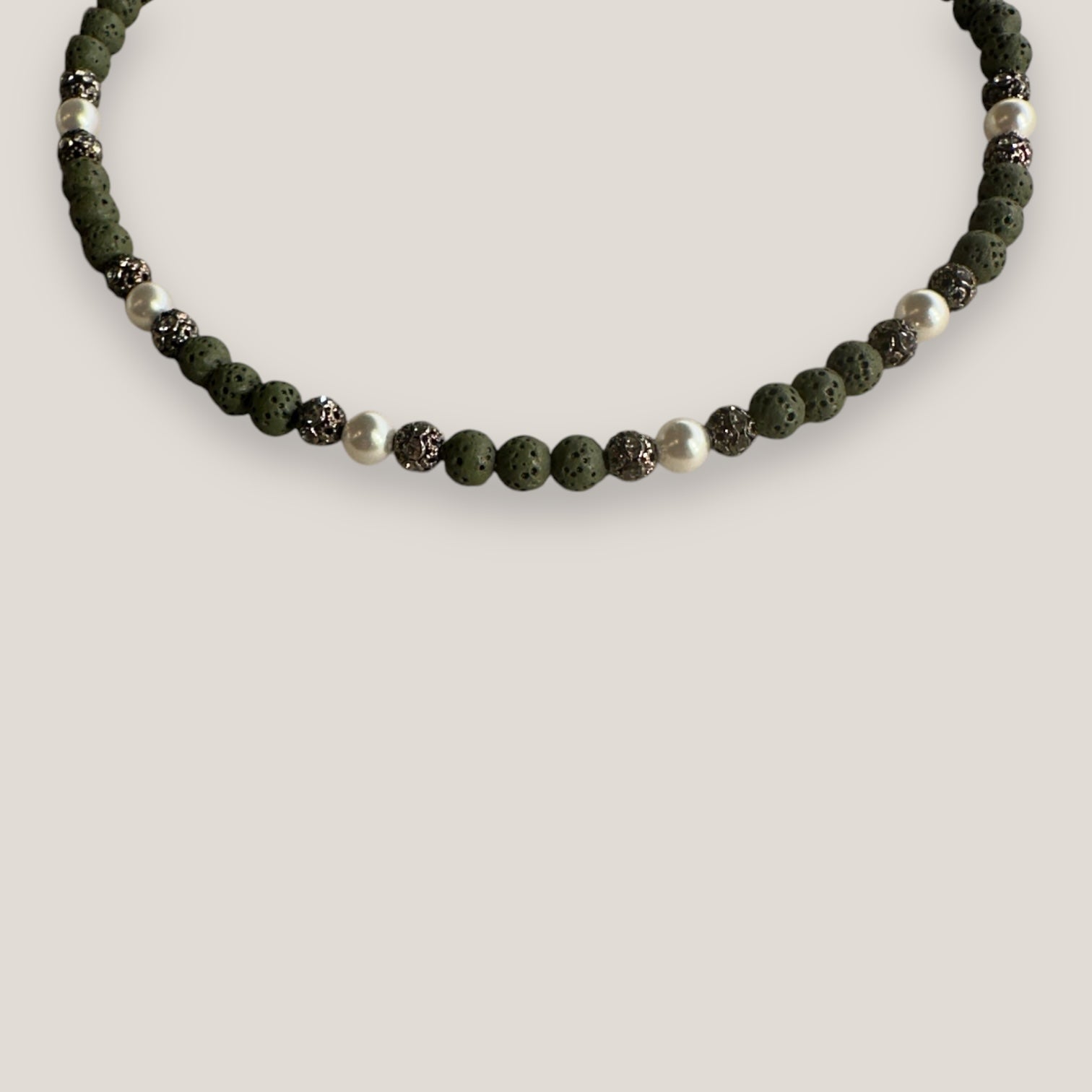Collar Dafne perlas con esponja coral verde caqui y filigranas gunmetal con cristalitos