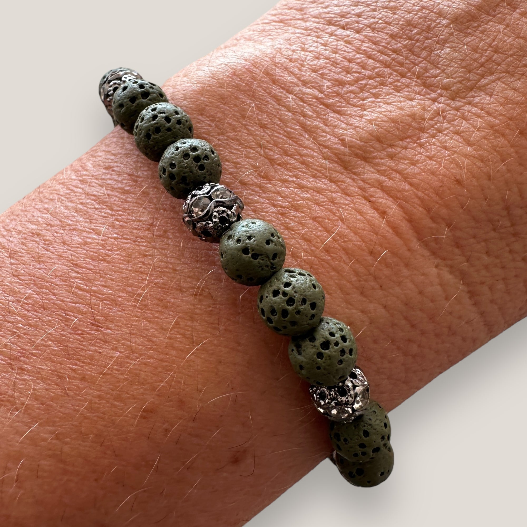 Pulsera Dafne con esponja coral verde caqui y filigrana gunmetal con cristalitos