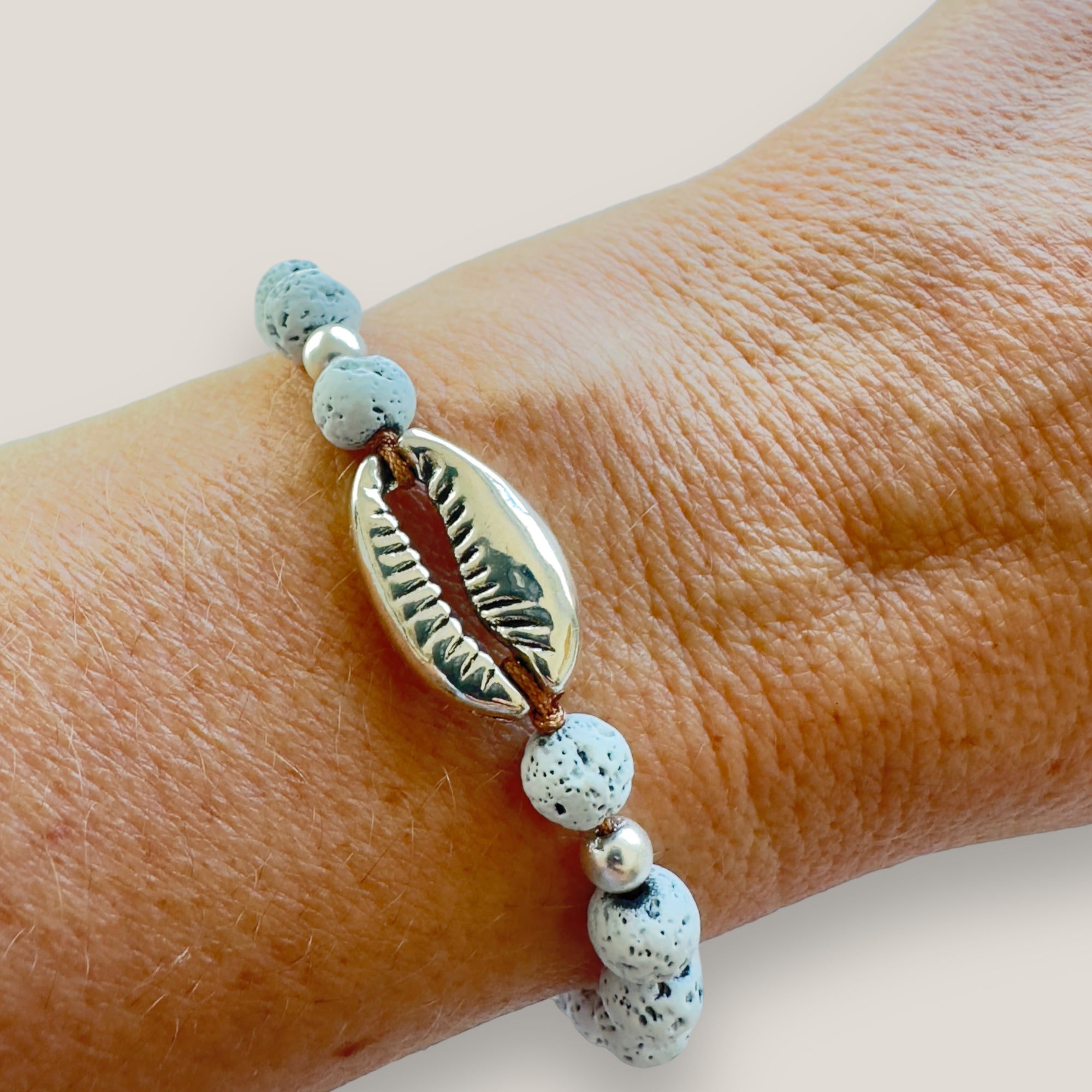 Pulsera gran cowrie plateado y lava blanca