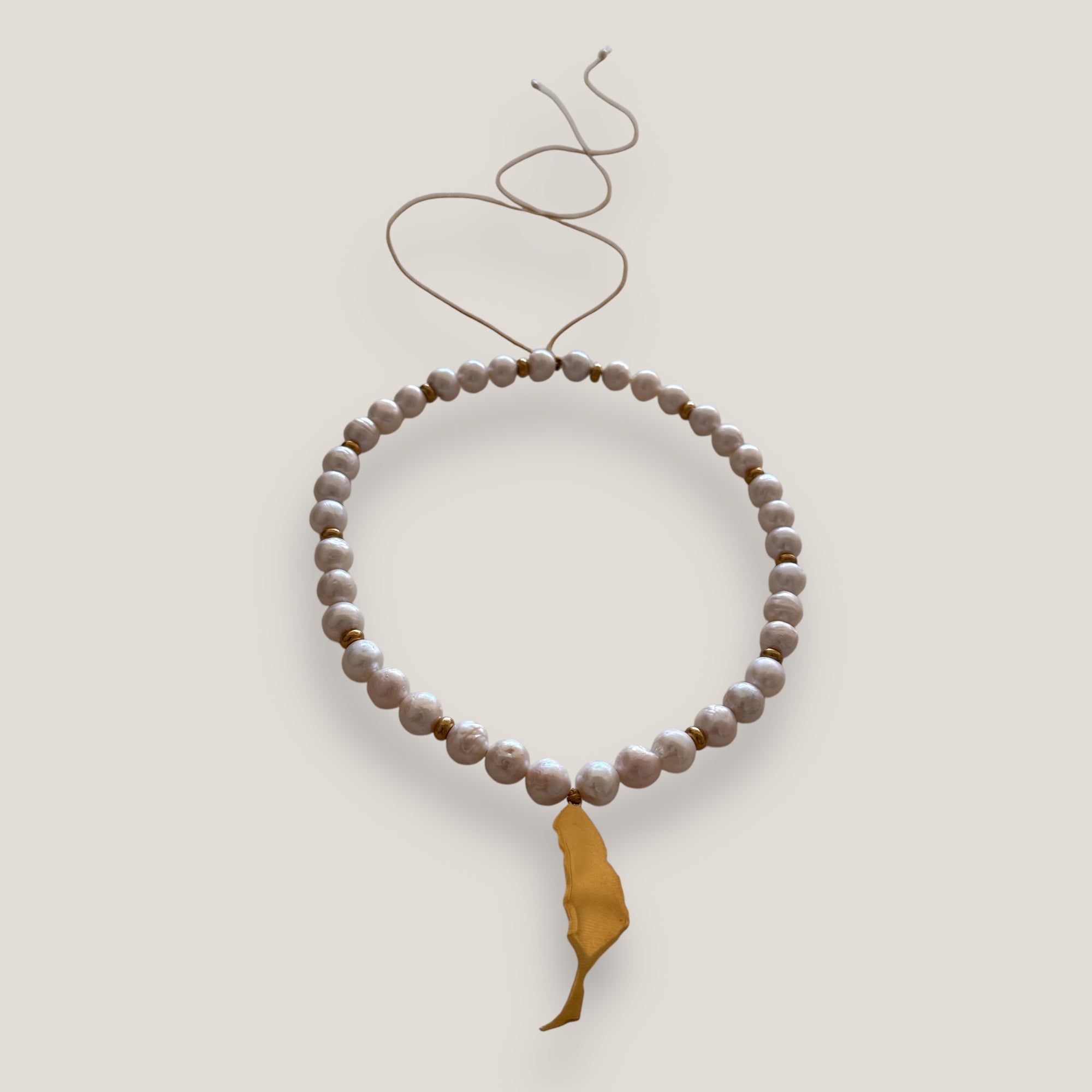 Collar isla Fuerteventura acero oro con perlas redondas blancas naturales cordón oro de nailon