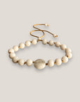 Pulsera círculos concentricos y y cuentas de piedra blanca