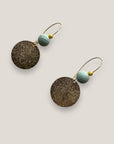 Pendientes Fuerte Beads con gancho y medalla martilleada dorados, bola 10mm esponja coral verde turquesa y bola 4mm dorada esmerilada