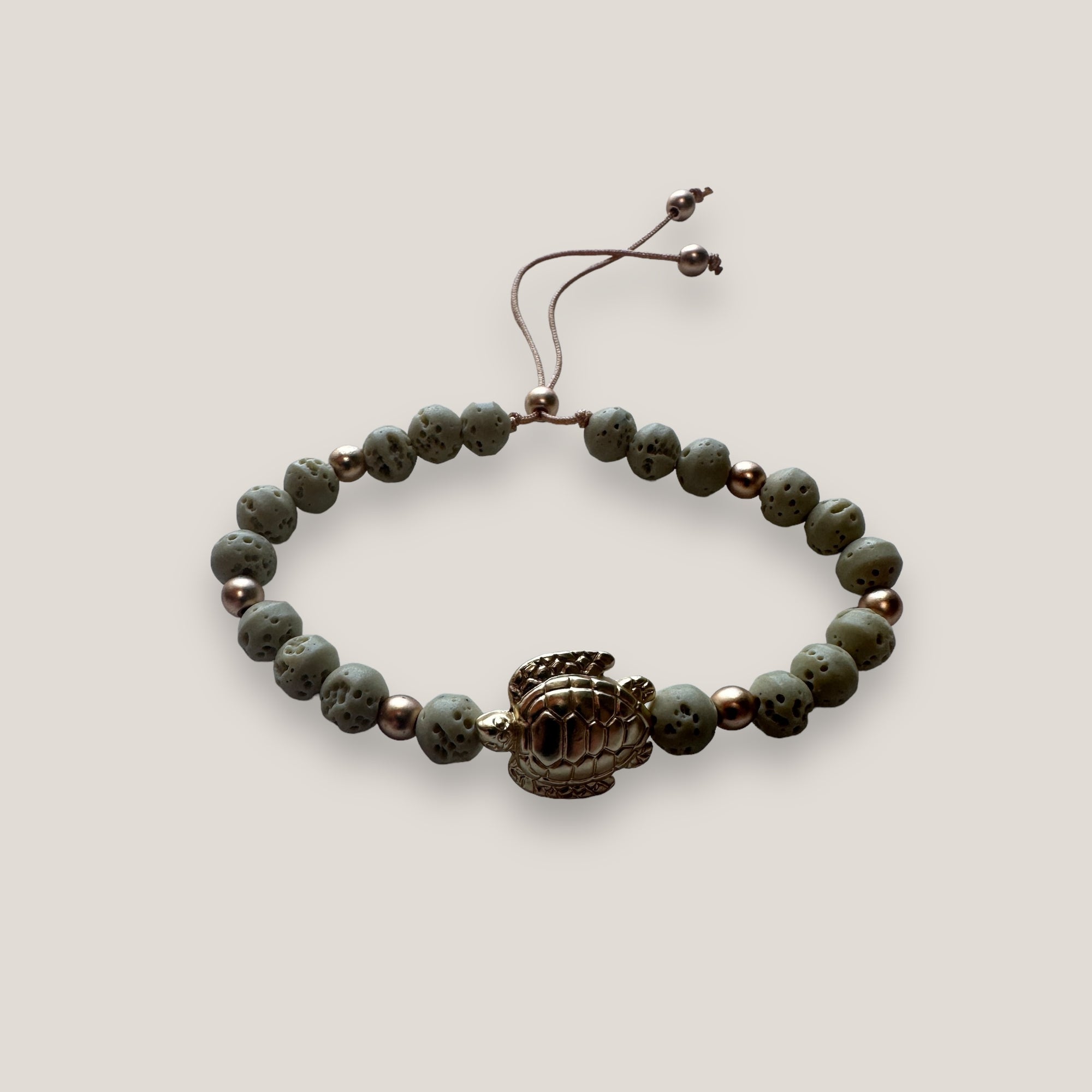 Armband mit großer goldener Schildkröte und olivingrünem Korallenschwamm