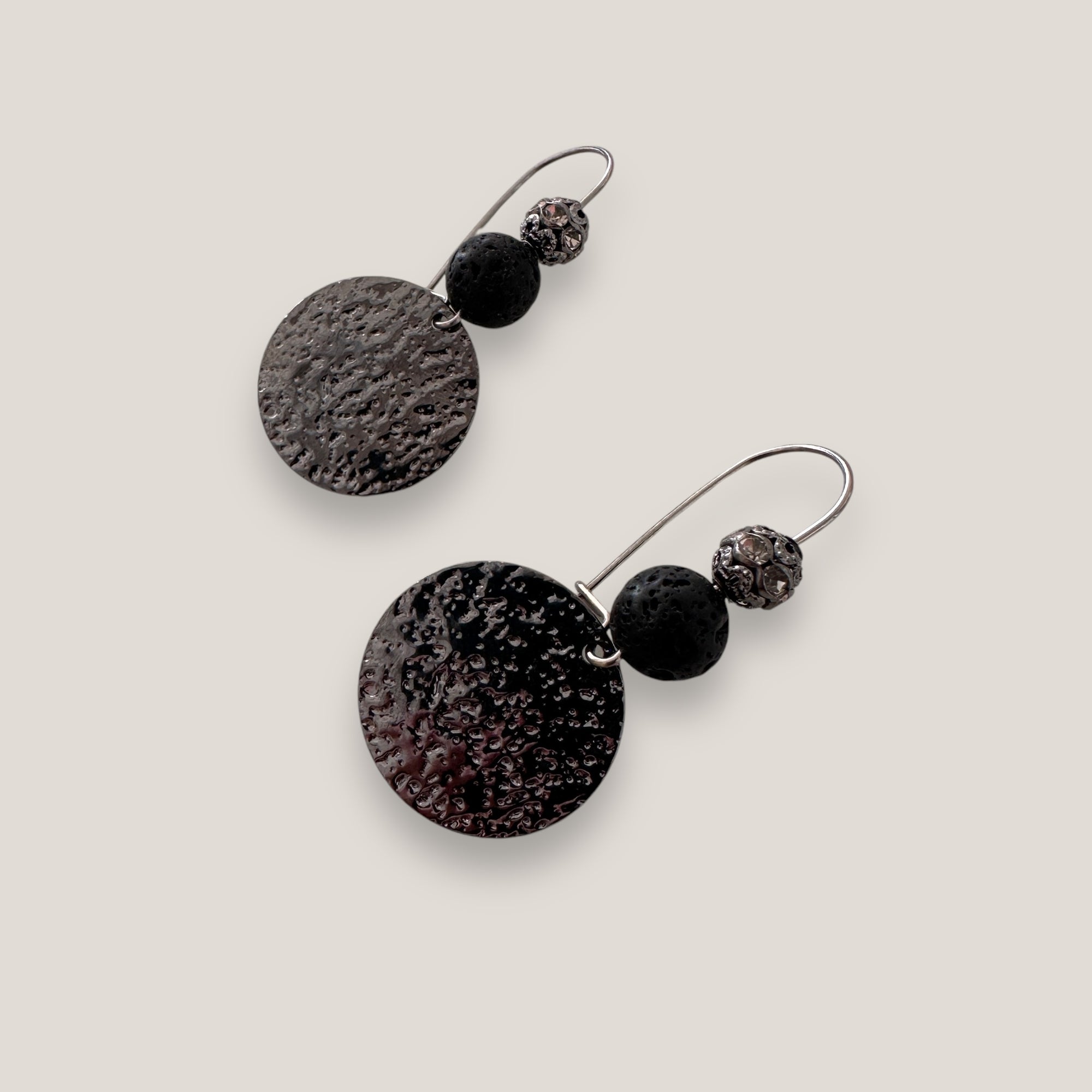 Pendientes Dafne gancho con medalla gunmetal martilleada, lava negra y filigrana con brilli