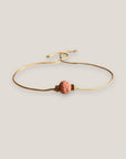 Pulsera minimal con bola 8mm de esponja coral rosa y separadores dorados con brillis de cristal rosa