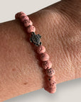 Pulsera con tortuguita plateada y lava rosa