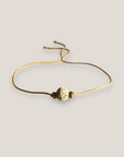 Pulsera minimal con bola de esponja coral beis y separadores dorados con brillis de cristal blanco