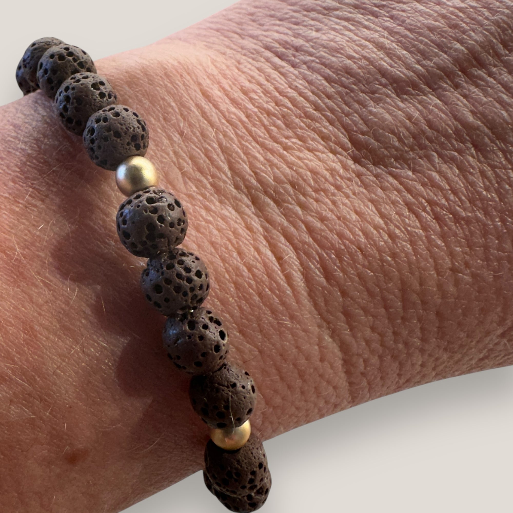 Armbandbasis 6 brauner Korallenschwamm mit goldenen Hämatiten