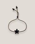 Pulsera minimal con estrella de cerámica negra con cordón serpiente gris oscuro