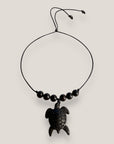 Collar midi con tortuga negra y cuentas de ébano