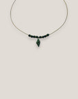 Collar midi con caracola dorada esmaltada en verde con lava verde oscuro y separadores dorados con cristalitos verde olivina