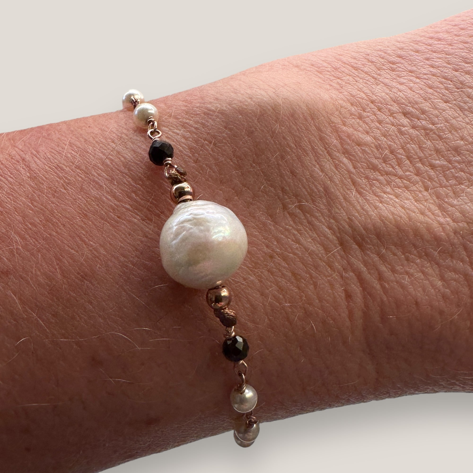Schwarzes Divino-Armband mit natürlicher weißer Perle, schwarzen facettierten Kristallen und natürlichen weißen Perlen, Roségoldfassungen