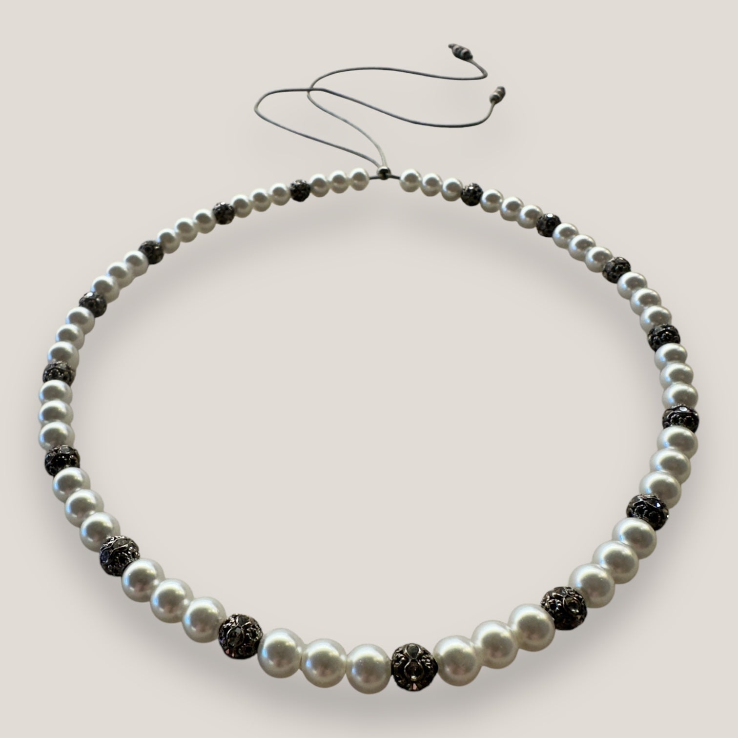Collar Dafne con perlas de cristal nacarado y filigranas gunmetal con cristalitos