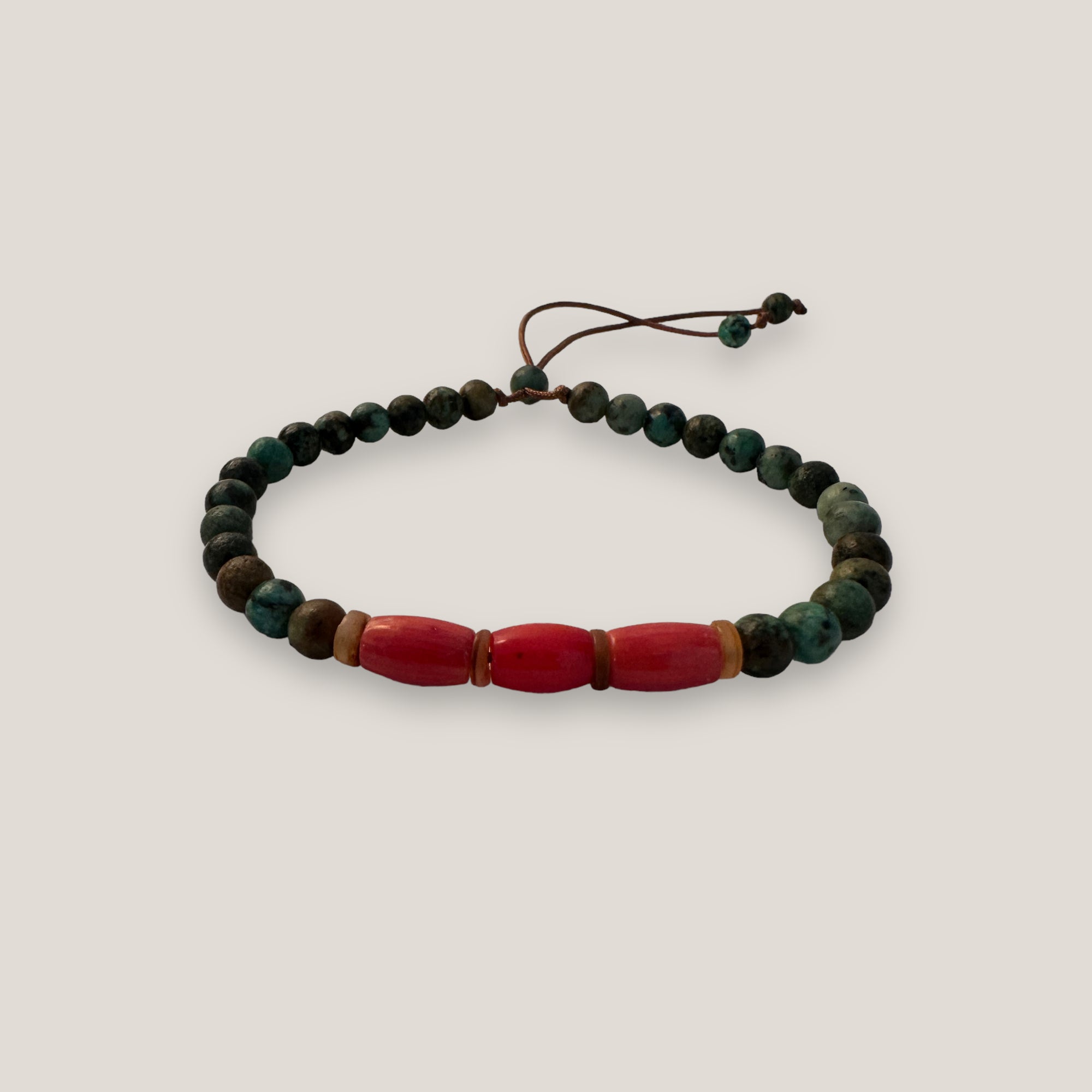Pulsera Tristán barriles de coral naranja rosado y cuentas de turquesa africanas