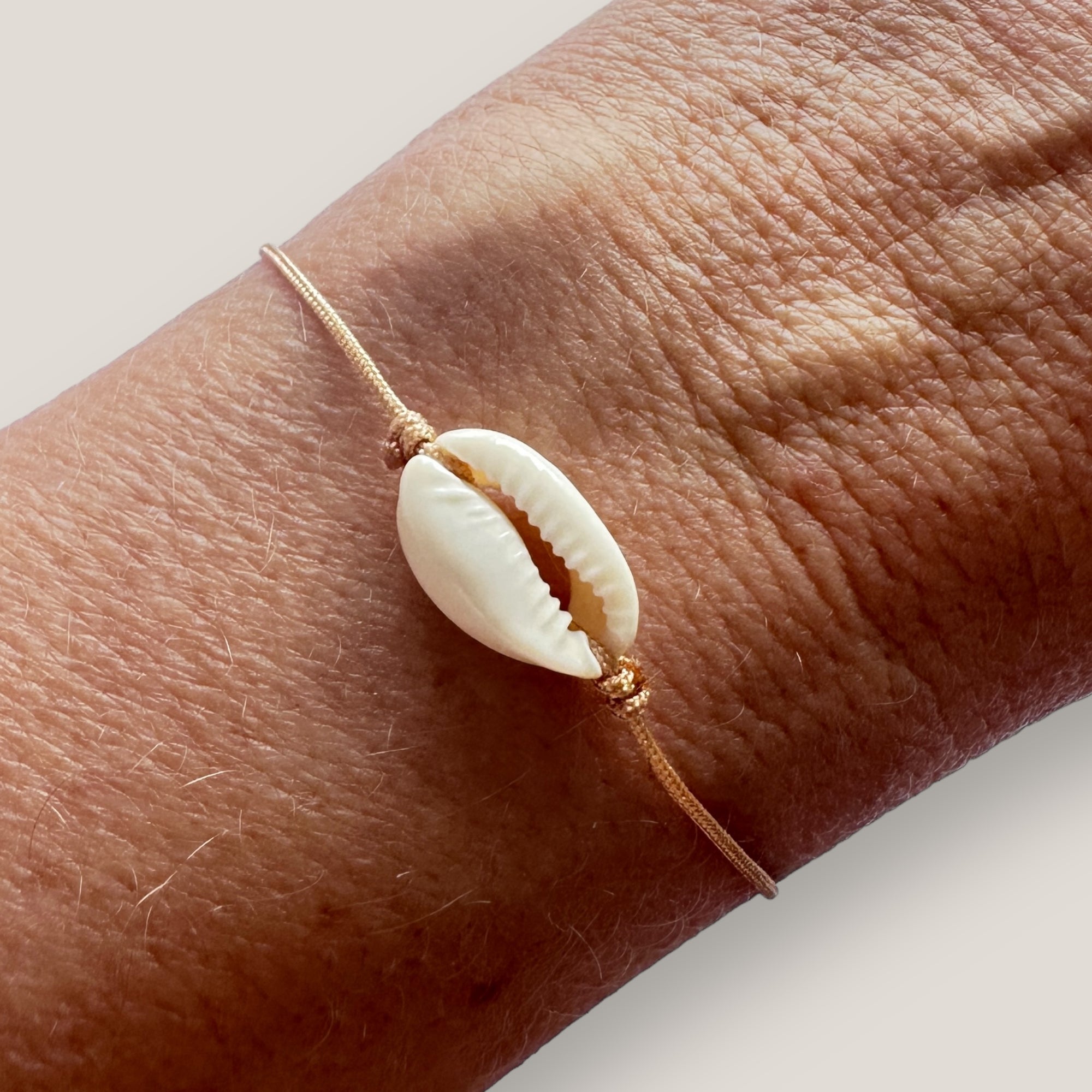 Pulsera minimal con Cowrie natural blanco