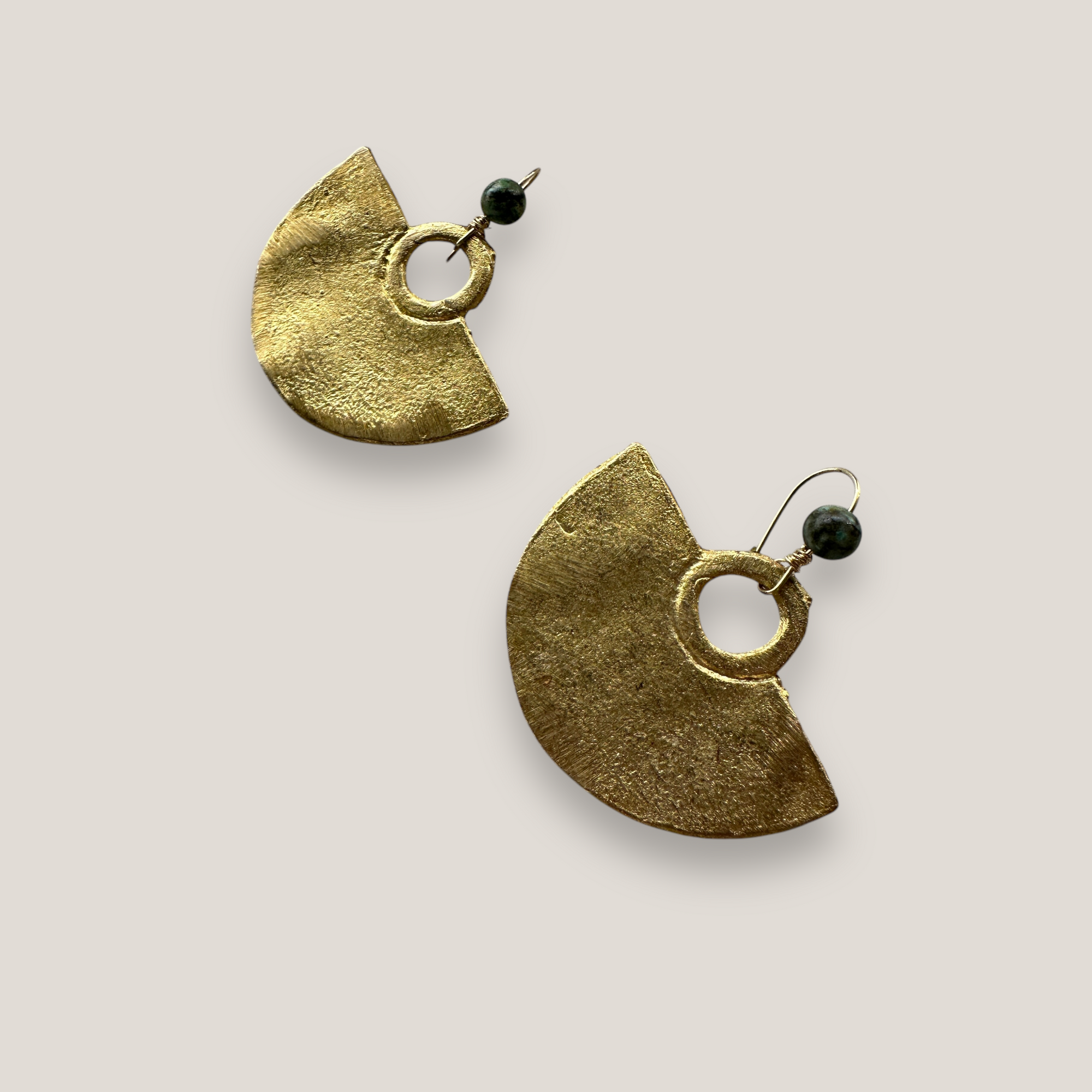 Pendientes aboriginal con media circunferencia bronce y cuenta de turquesa africana
