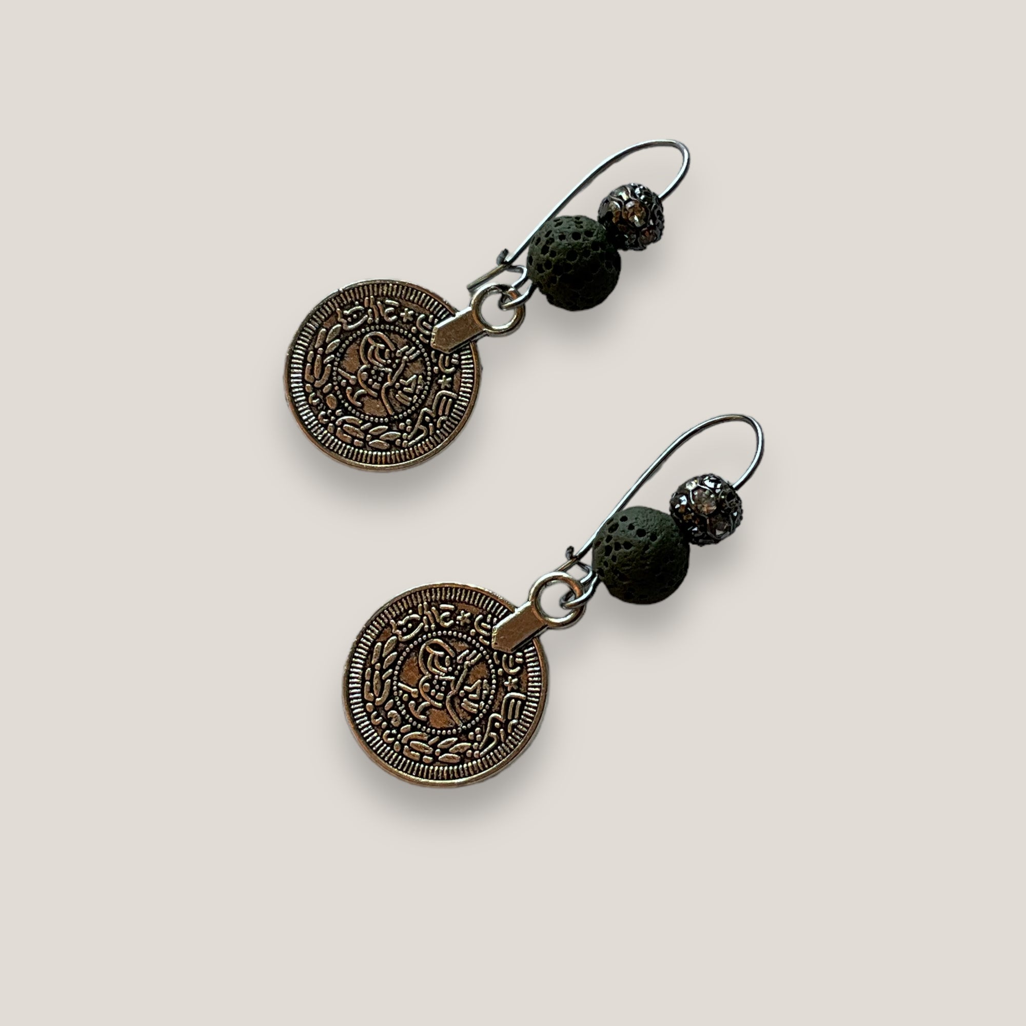 Pendientes Dafne gancho con medalla tribal mediana de plata vieja con lava caqui
