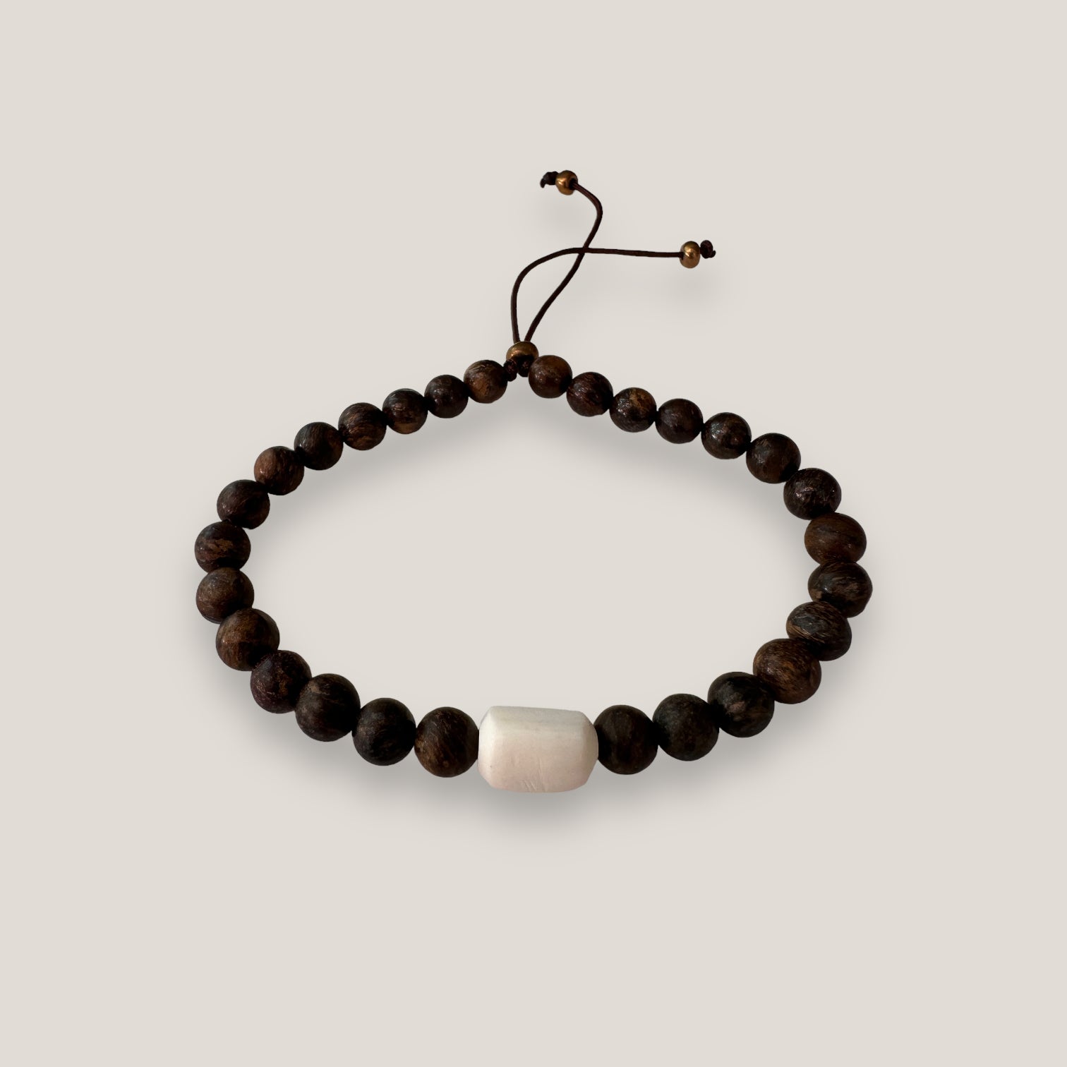 Pulsera con cuenta centro hueso y cuentas de piedra broncita
