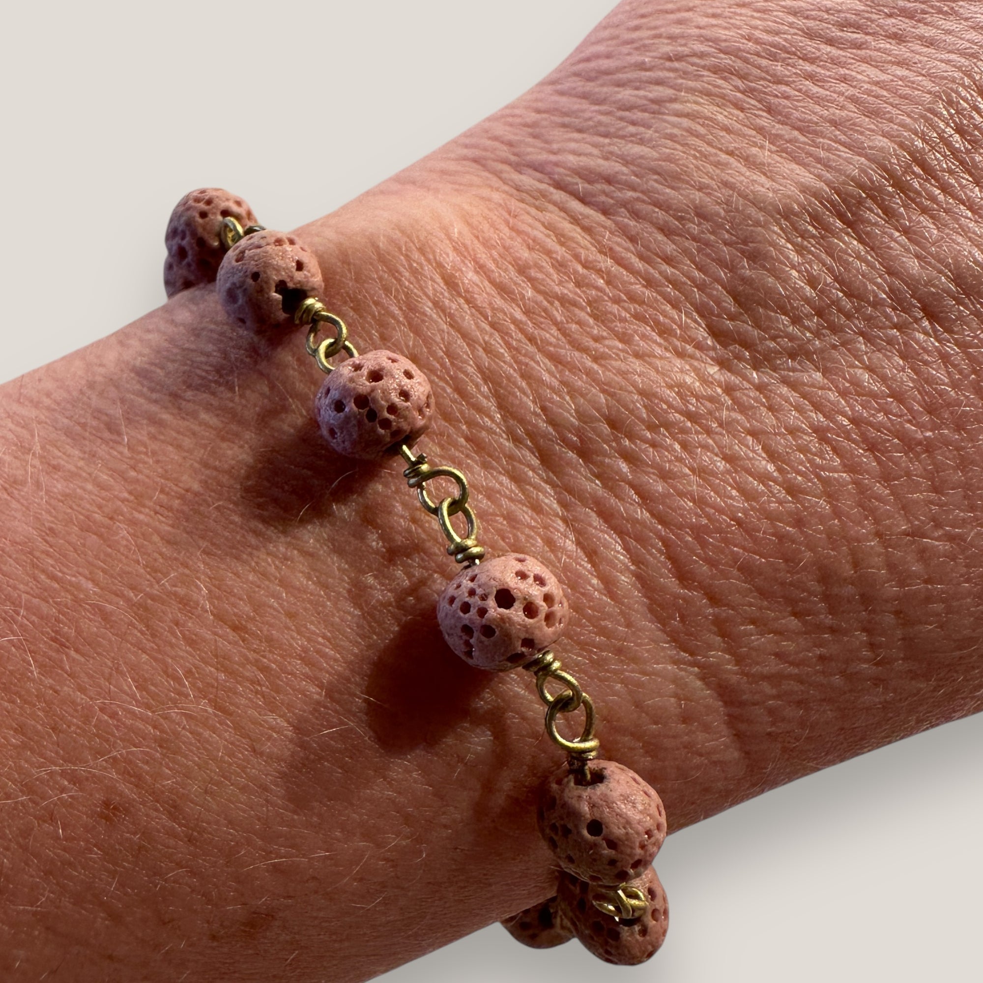 Bronzenes Kettenarmband mit 6 mm trockener rosa Schwammkoralle