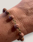 Bronzenes Kettenarmband mit 6 mm trockener rosa Schwammkoralle