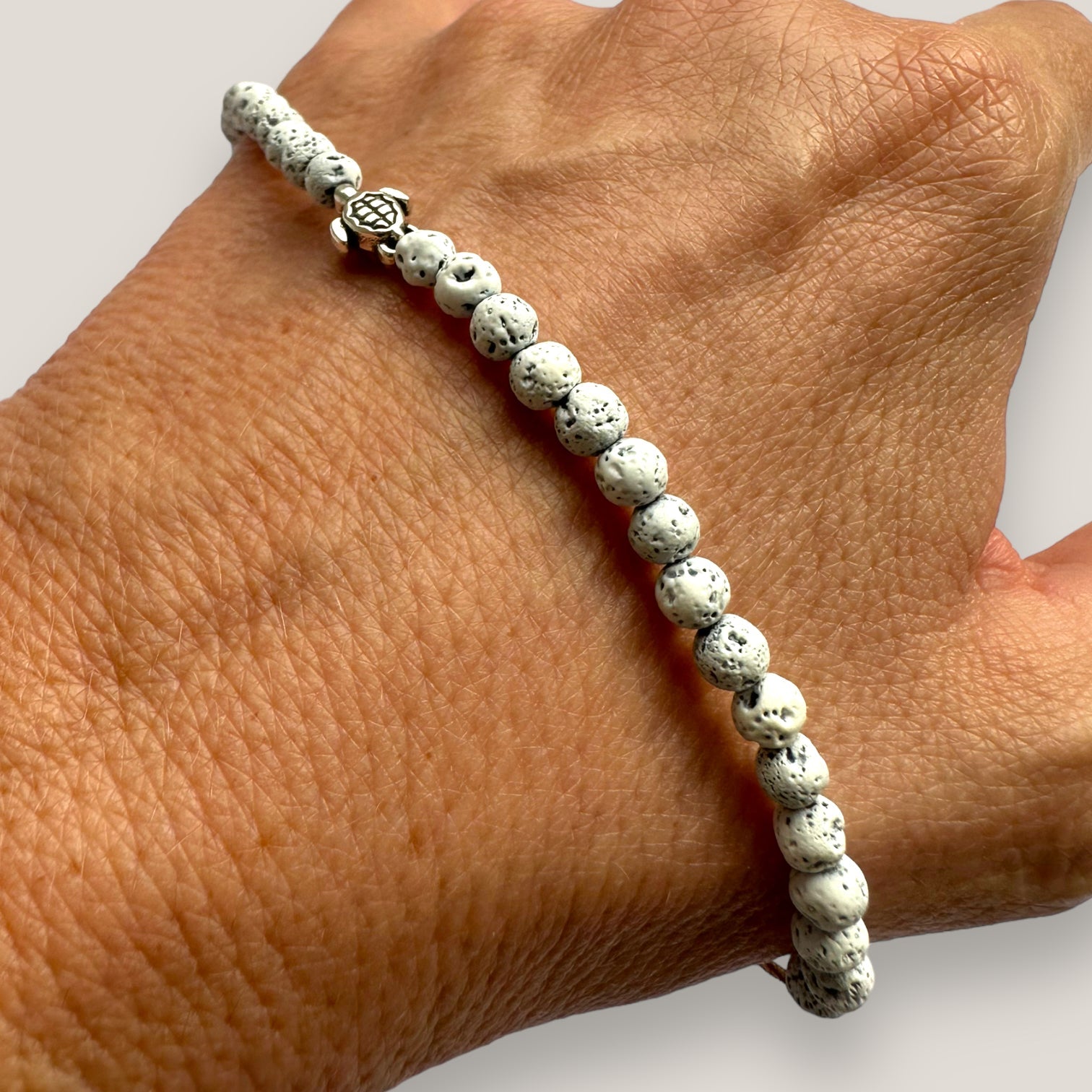Armband mit silbernem Meerjungfrauenschwanz und weißer Lava