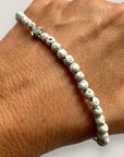 Pulsera con tortuguita plateada y lava blanca