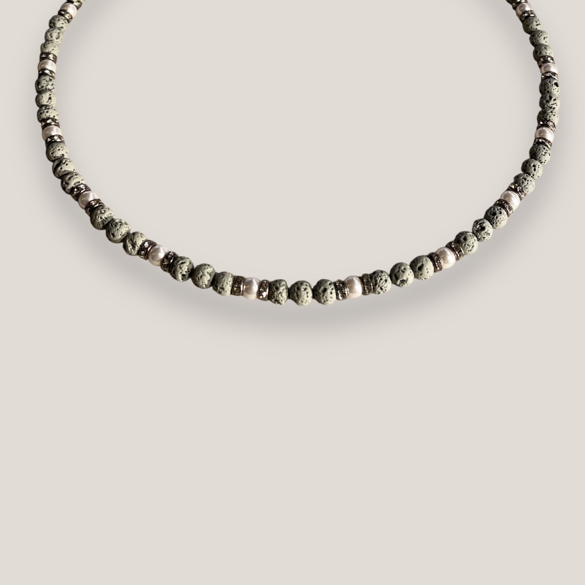Collar mini Dafne perlas lava gris claro, rondeles gunmetal con cristalitos blancos